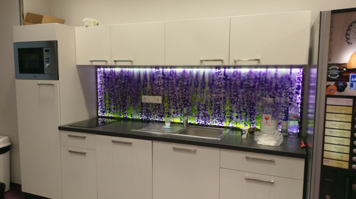 Стъклен гръб за кухня с лавандулов фототапет и LED осветление