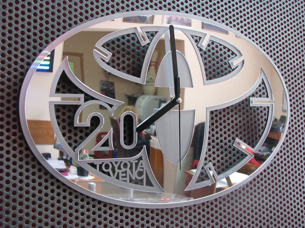 Часовник от плексиглас с огледален ефект — Toyota