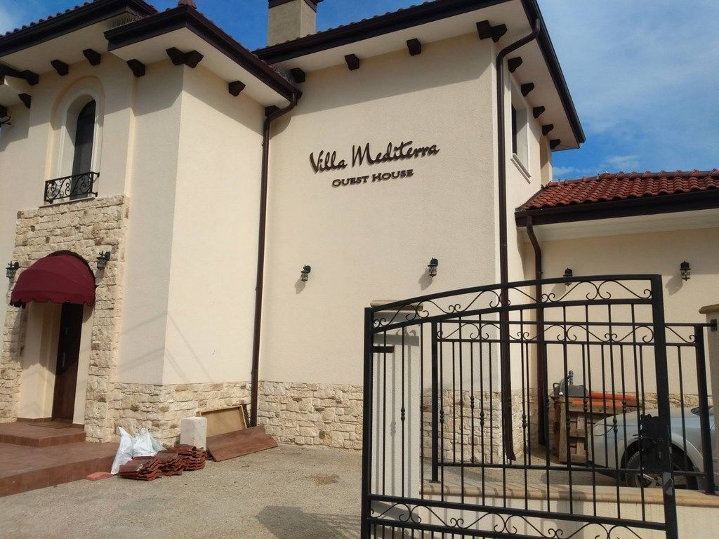 Обемни метални букви — Villa Mediterra