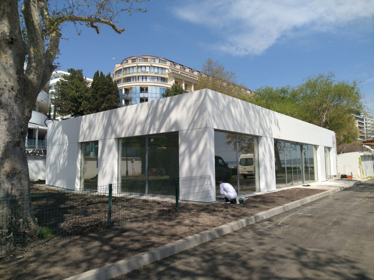 Окачена фасада — крайбрежен обект във Варна
