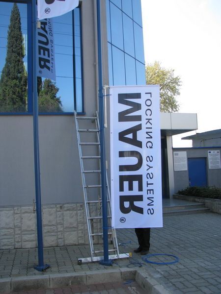 Рекламни знамена — Mauer Locking Systems