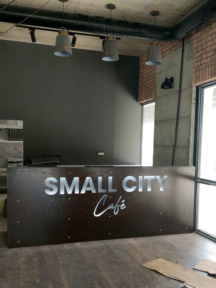 Обемни букви — Small City Café, интериор
