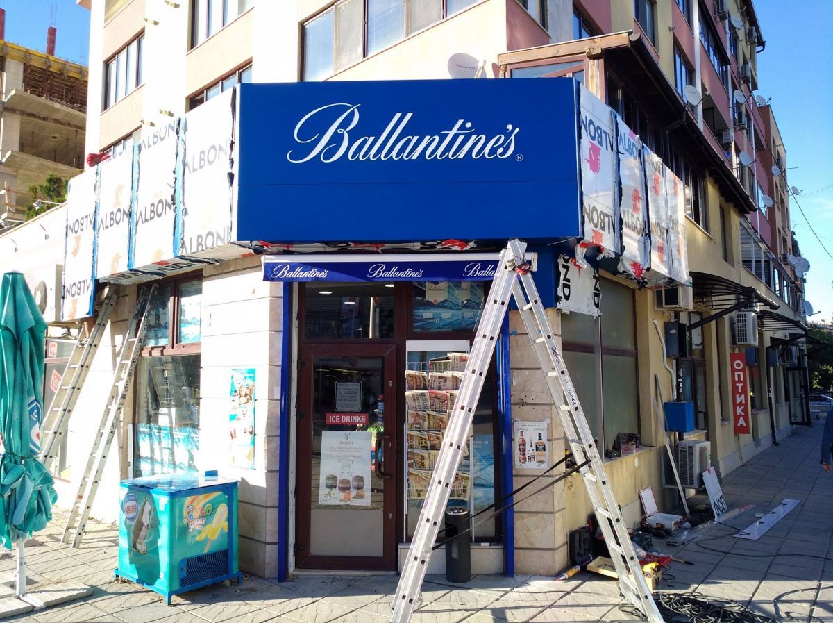 Окачена фасада — Ballantine's, монтажен процес