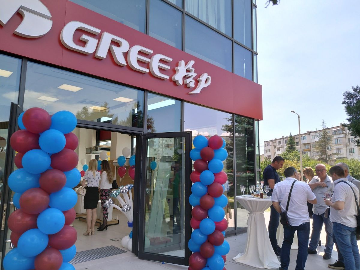 Окачена фасада — GREE, детайл вход