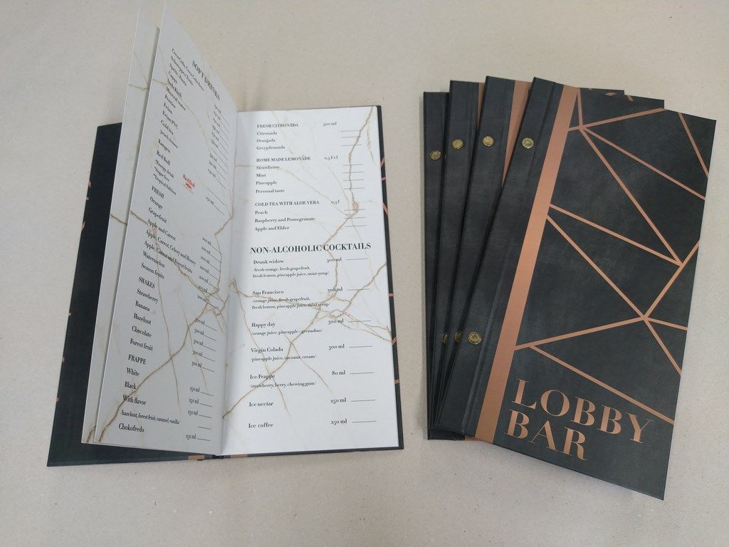 Луксозни менюта Lobby Bar — отворен изглед със златни акценти